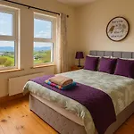 4 Bedroom House By Travel Lets Homes With Sea View Semesterbostad *