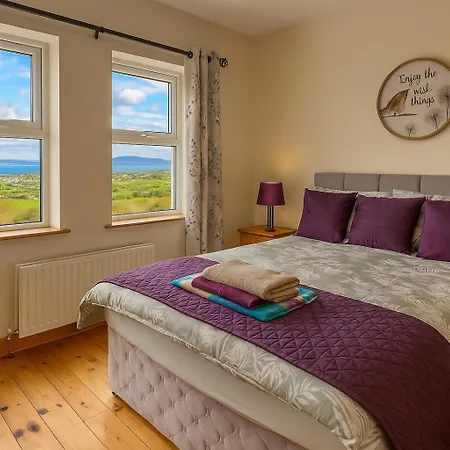 Prázdninový dům 4 Bedroom House By Travel Lets Homes With Sea View